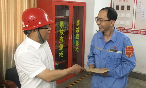 王大真到宜都園區(qū)、股份公司看望慰問基層黨員(圖2)