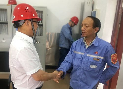 王大真到宜都園區(qū)、股份公司看望慰問基層黨員(圖1)