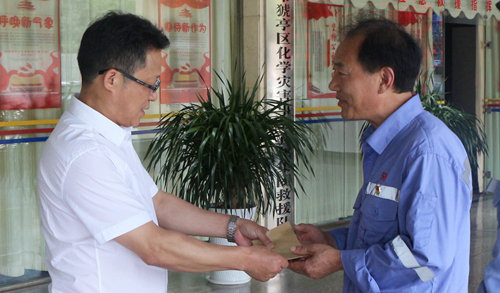 王大真到宜都園區(qū)、股份公司看望慰問基層黨員(圖4)