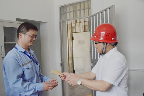 王大真到宜都園區(qū)、股份公司看望慰問基層黨員(圖3)