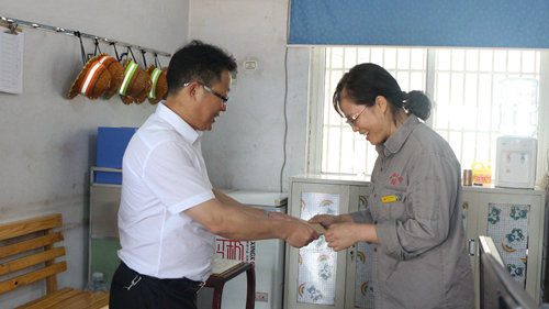 王大真到宜都園區(qū)、股份公司看望慰問基層黨員(圖5)