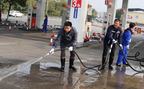 集團領導干部深入基層一線勞動(圖10) 集團領導干部深入基層一線勞動(圖10)