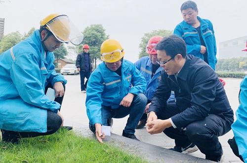 王大真到松滋肥業(yè)、楚星公司現(xiàn)場辦公(圖2)