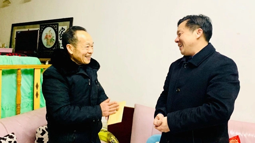 集團(tuán)領(lǐng)導(dǎo)春節(jié)前走訪慰問一線職工、困難職工和離退休老干部(圖3)