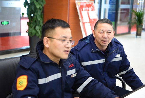 集團(tuán)領(lǐng)導(dǎo)春節(jié)前走訪慰問一線職工、困難職工和離退休老干部(圖4)