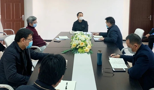 周金平到置業(yè)公司現(xiàn)場辦公(圖1) 周金平到置業(yè)公司現(xiàn)場辦公(圖1)