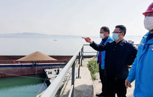 王大真到楚星公司檢查疫情防控及安全生產工作(圖1) 王大真到楚星公司檢查疫情防控及安全生產工作(圖1)