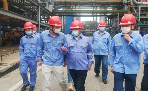 王大真到雙環(huán)公司現(xiàn)場(chǎng)檢查工作(圖2) 王大真到雙環(huán)公司現(xiàn)場(chǎng)檢查工作(圖2)