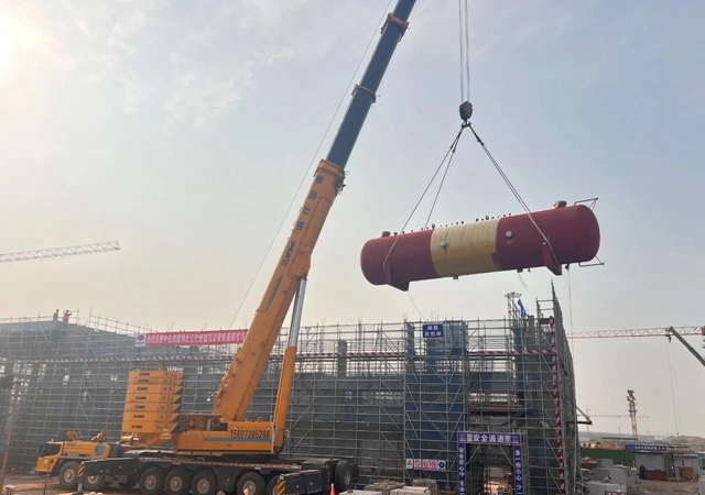 首臺大型設(shè)備“落戶”，氯堿新能源項目吹響工程設(shè)備安裝新號角！(圖1)