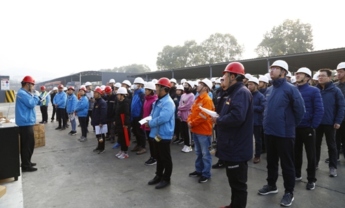 熱火朝天！集團總部140余人到股份公司氯堿分廠開展勞動